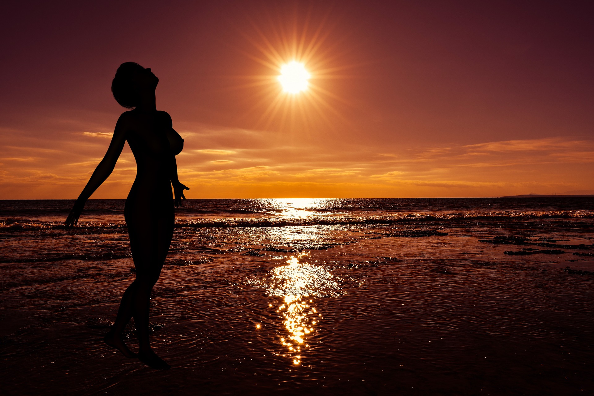 tramonto con naturista sulla spiaggia